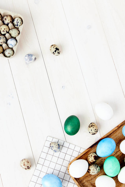 Kirche Feiertag Ostern bunte Eier auf Kreide und Holz Hintergrund  - Foto, Bild