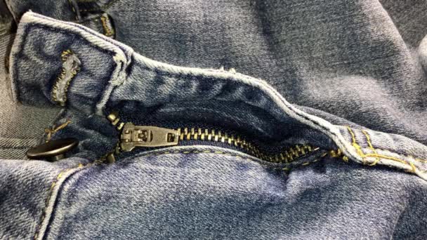 Open ritssluiting op blauwe jeans close up. - Video