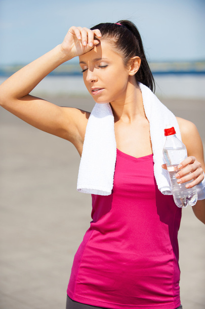 Woman drinking water after jog - Foto, Bild