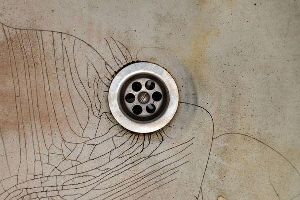 Törött elhasználódott zománc a fürdőszobában és a mosogatóban - Fotó, kép