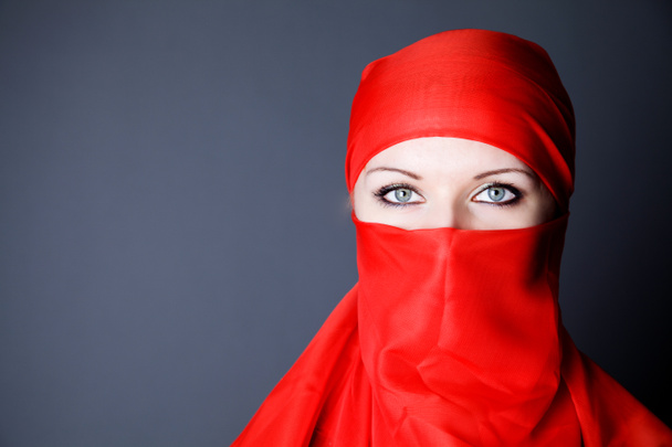 Beleza jovem mulher em véu vermelho foto
 - Foto, Imagem