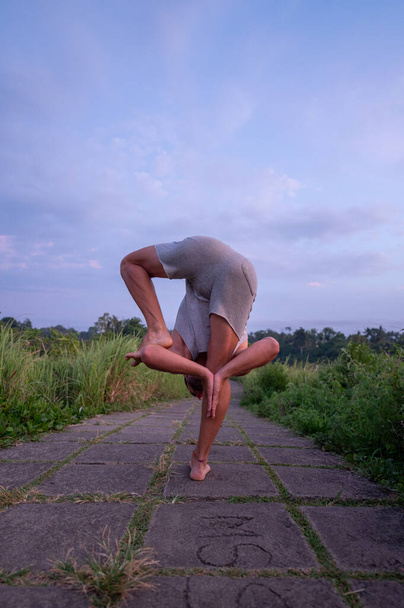 Prática de homem Yoga prática e meditação ao ar livre - Foto, Imagem