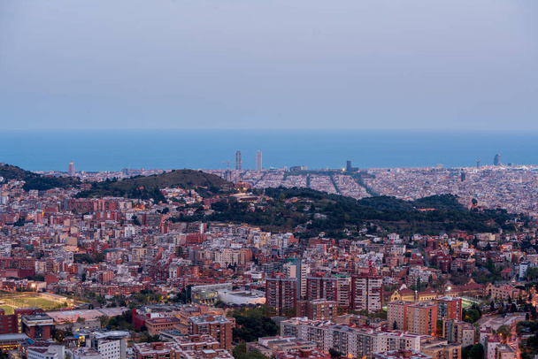Πανοραμική θέα της Βαρκελώνης από την άποψη της LArrabassada. - Φωτογραφία, εικόνα
