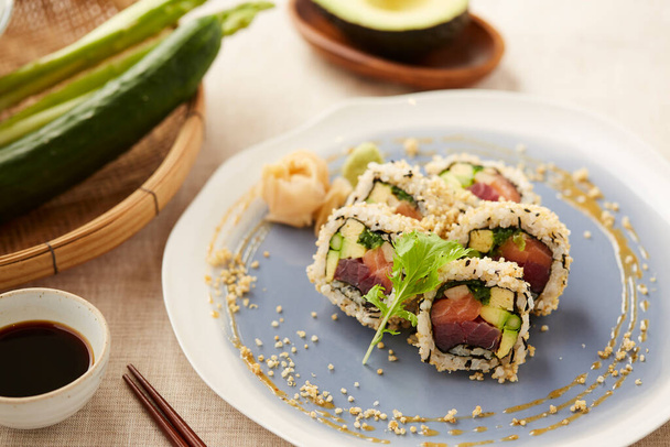 Maki de quinoa croustillant sain avec une belle assiette dire sauce - Photo, image