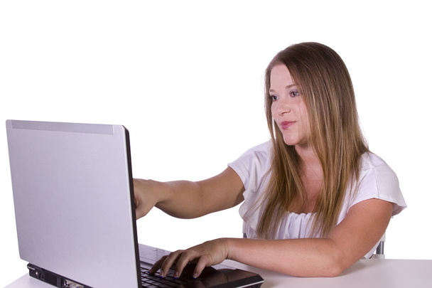 Femme d'affaires travaillant sur son ordinateur portable dans le bureau - Photo, image