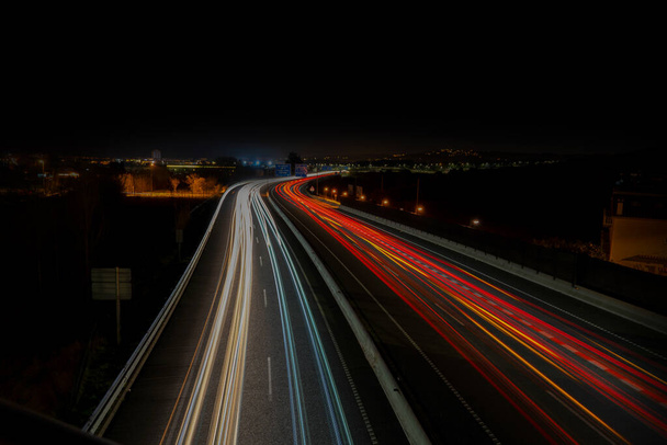 Luci di velocità su strada con lunga esposizione - Foto, immagini