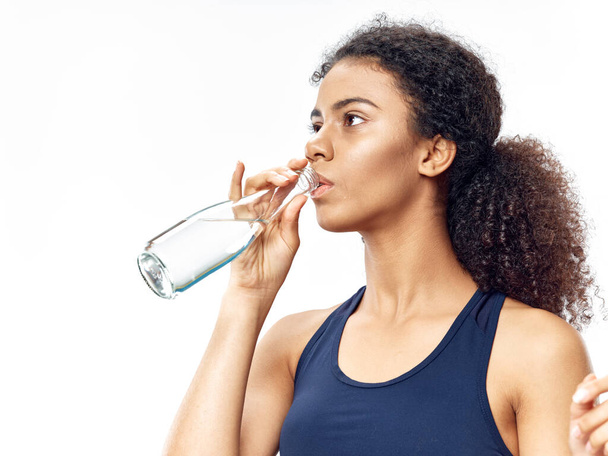 deporte mujer botella de agua comida saludable gimnasio - Foto, imagen