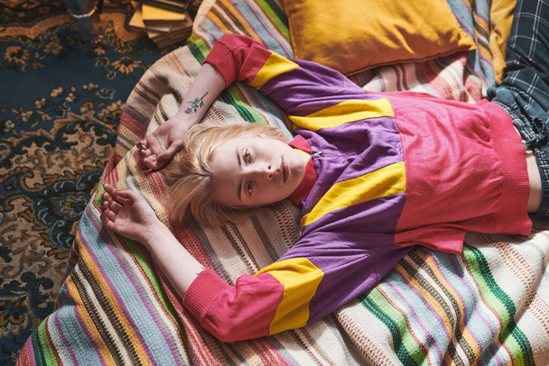 Γυναίκα χαλαρώνει στο κρεβάτι - Φωτογραφία, εικόνα