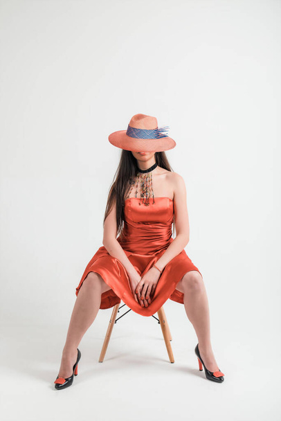 High fashion portret van elegante vrouw in hoed en jurk. Studio shot, vintage mode, retro stijl. - Foto, afbeelding