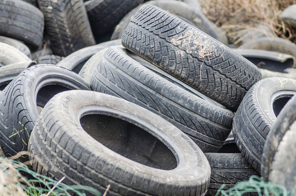 Нови Сад, Сербия - 21 декабря. 2020: Куча поврежденных, старых, выброшенных, автомобильных шин для переработки - Фото, изображение