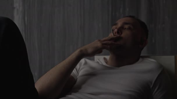 Video ležícího narkomana ve stínu s cigaretou - Záběry, video