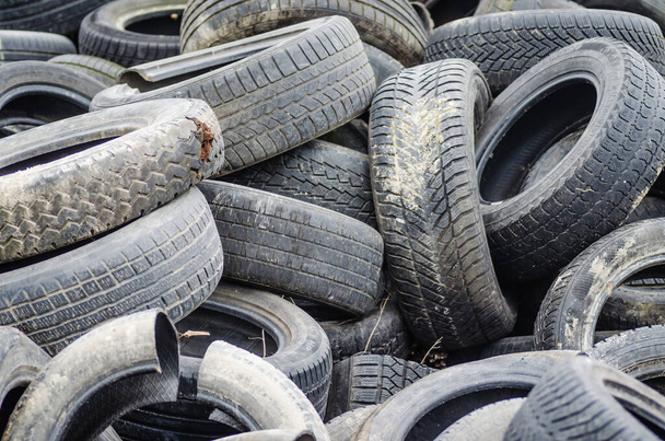 Нови Сад, Сербия - 21 декабря. 2020: Куча поврежденных, старых, выброшенных, автомобильных шин для переработки - Фото, изображение