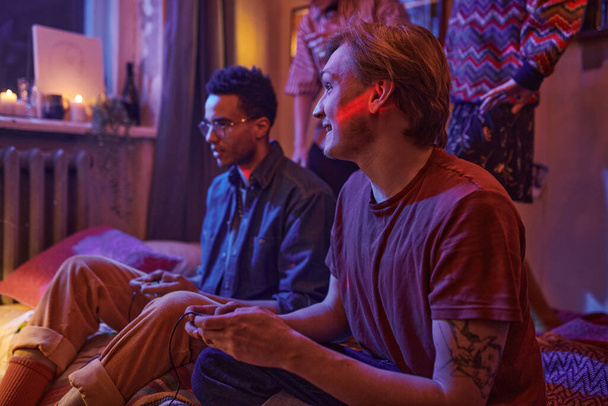 Jeunes hommes jouant à un jeu vidéo - Photo, image