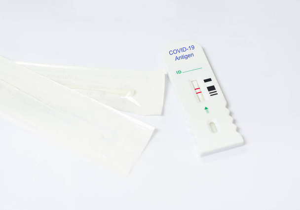 Strip Screening snelle test COVID-19 antigeen positief.Testen in biosafty cabinet klasse 3. - Foto, afbeelding
