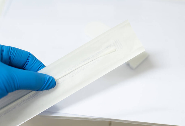 Tampone nasofaringeo e gola di raccolta dei campioni per il test COVID-19. - Foto, immagini