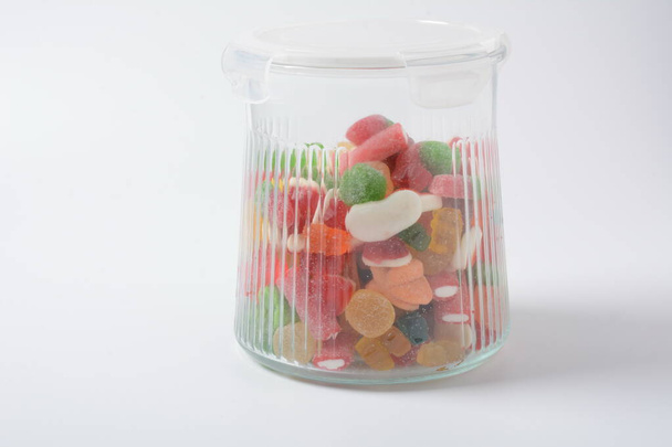 Um monte de doces de goma variados coloridos. Doces de geleia coloridos suculentos - Foto, Imagem