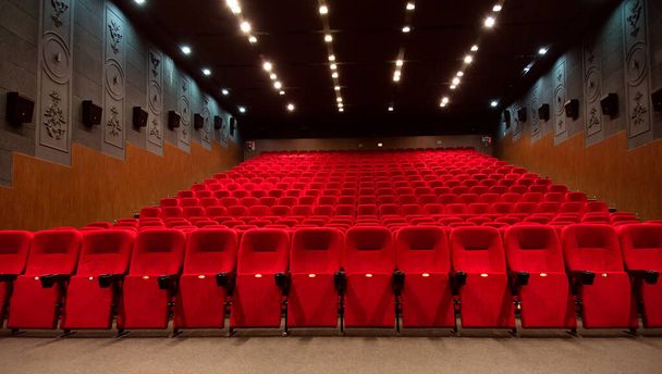 赤いベルベットの座席のある空の映画館の部屋。空の映画. - 写真・画像