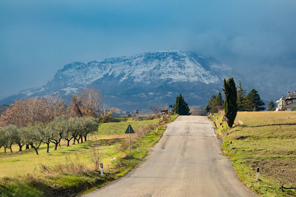 Chemin Vue sur la montagne de la ville des Abruzzes, Italie - Photo, image