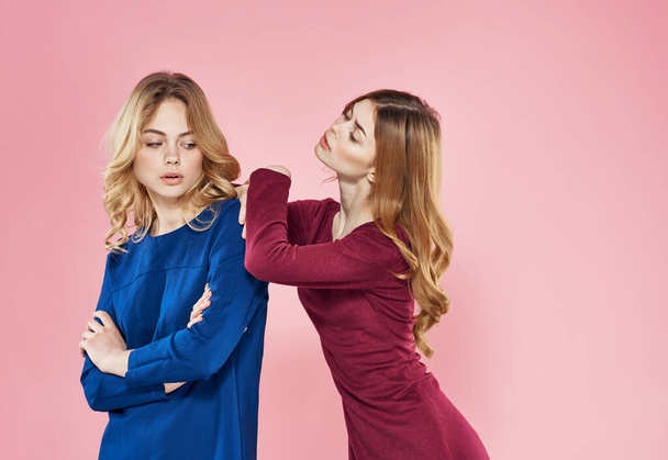 Deux copines élégantes câlin communication luxe style de vie rose fond - Photo, image