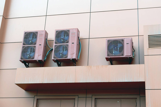 Klimaanlagen an der Wand des Gebäudes in der Farbe der Fassade gestrichen - Foto, Bild