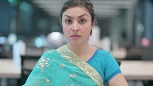 Indiano donna mostrando tranquillo segno, dito su labbra  - Filmati, video
