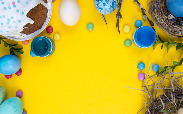 Fundo colorido com ovos de Páscoa no fundo amarelo. Feliz conceito de Páscoa. Pode ser usado como cartaz, fundo, cartão de férias. Foto Estúdio - Foto, Imagem