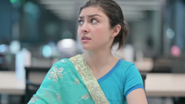 hermosa india mujer sintiendo miedo - Metraje, vídeo