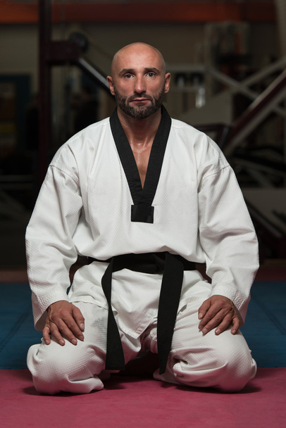 Man In A Kimono With A Black Belt Meditates - Φωτογραφία, εικόνα