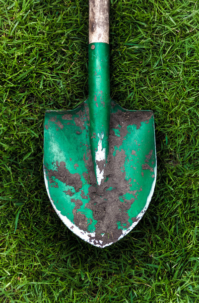 fotografie ze zelené lopatu s půdou na trávě - Fotografie, Obrázek
