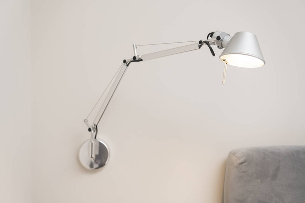 moderni mukana seinälamppu lamppu, valonlähde makuuhuoneessa, sisustus sisustus - Valokuva, kuva