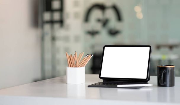 Maquette tablette numérique avec écran blanc vierge sur le lieu de travail au bureau. - Photo, image