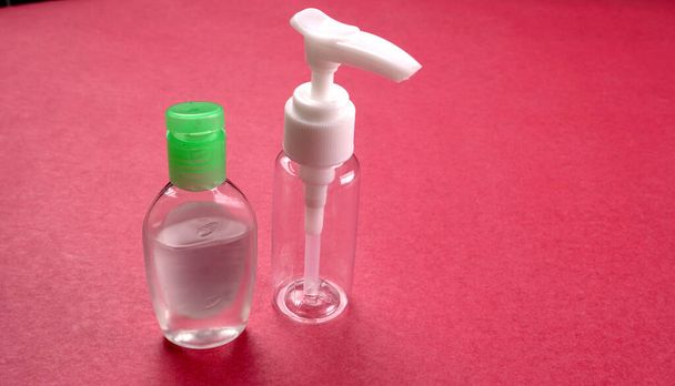 Alcoholgel handwas- en reinigingsflessenreinigers voor antibacteriën en ter voorkoming van ziektekiemen beschermen virussen zoals corona (COVID-19) en andere. - Foto, afbeelding
