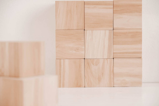 Cubos de madera de madera natural sobre un fondo blanco. Copiar, espacio vacío para texto - Foto, Imagen