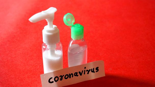 Алкогольный гель для мытья рук и дезинфицирующих бутылок для антибактериальных средств и предотвращения бактерий защитить вирус, как корона (COVID-19) и другие. - Фото, изображение
