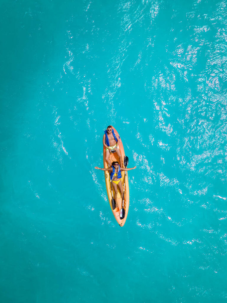 Paar Kajakfahren im Ozean auf Urlaub auf Aruba Karibik, Mann und Frau mittleren Alters Kajak im Ozean blau clrea Wasser - Foto, Bild