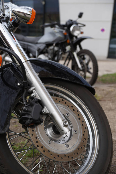 Вид на два мотоцикли, на переднє колесо, гальма та амортизатори
. - Фото, зображення