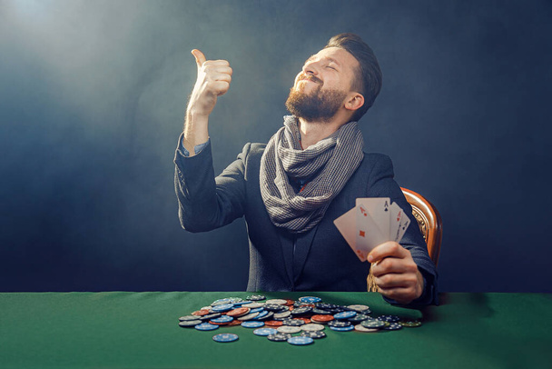 Felice giocatore di poker vincendo e tenendo un paio di assi - Foto, immagini