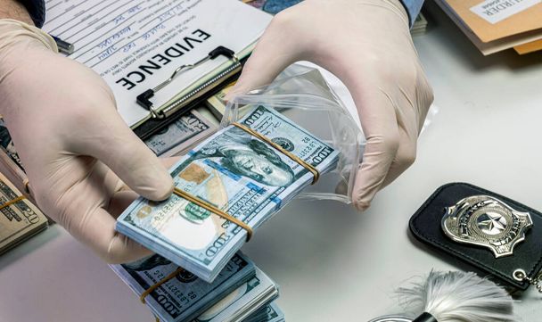Oficial de policía especializado Contando billetes de dólar en laboratorio criminalístico, imagen conceptual - Foto, imagen