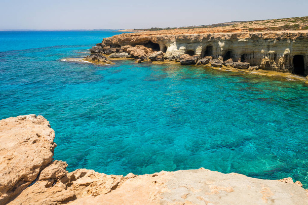 lagoa no Mediterrâneo, Chipre caverna - Foto, Imagem