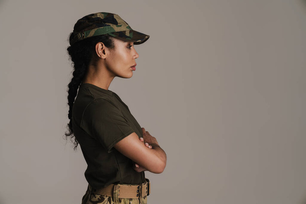 Confident african american soldier woman posing with arms crossed isolated over grey wall - Foto, Imagem