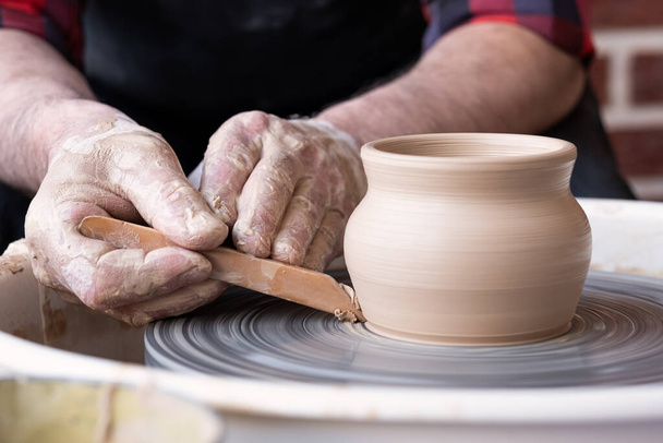Rueda de alfarero y manos de artesano haciendo una jarra - Foto, Imagen