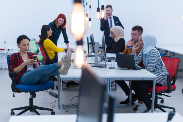 Les gens d'affaires multiethniques créatifs se regroupent en tant que pigistes dans un bureau ouvert de coworking moderne travaillant ensemble - Photo, image