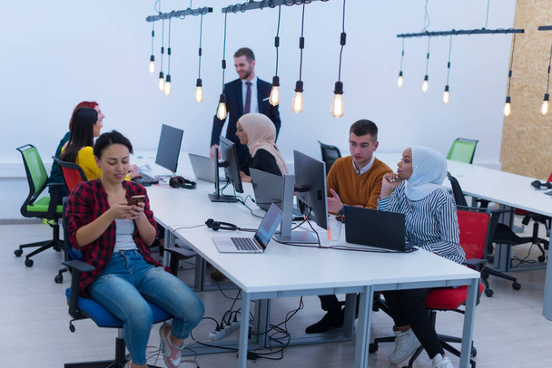 Luovat monikansalliset liikemiehet ryhmä freelancereina modernissa coworking avoimen tilan toimistossa yhteistyössä - Valokuva, kuva