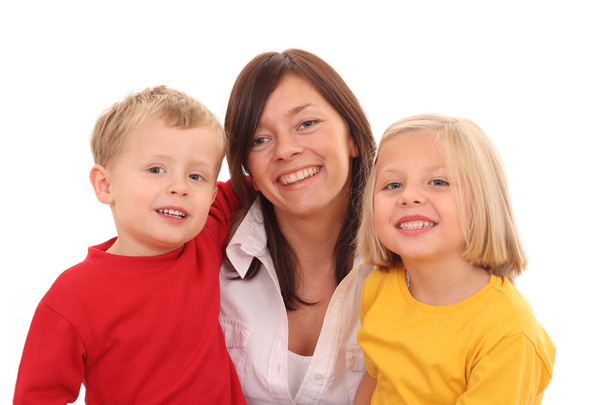 ευτυχισμένη οικογένεια - μητέρα με τον γιο και την κόρη που απομονώνονται σε λευκό - Φωτογραφία, εικόνα