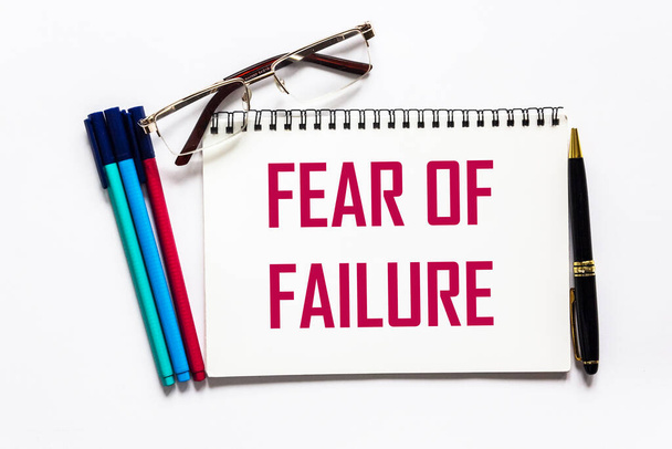 Başarısızlık korkusu, keçeli kalemler, gözlükler ve kalemle izole edilmiş beyaz arka plan. iş kavramı - Fotoğraf, Görsel