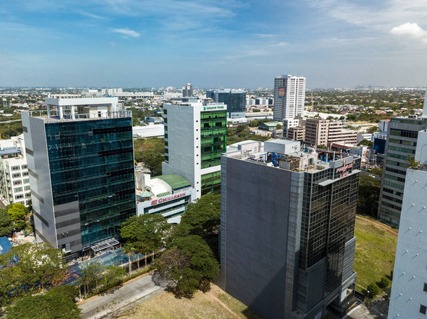Alabang, Muntinlupa, Philippines - Aérien d'immeubles de bureaux de taille moyenne dans le Madrigal Business Park avec Las Pinas visible à l'arrière - Photo, image