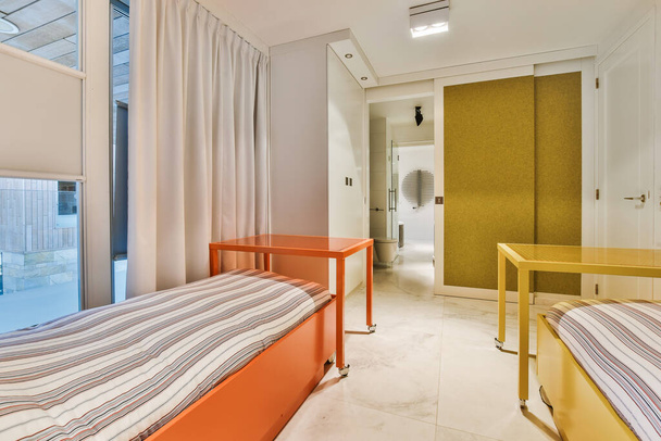 Camas de colores en dormitorio luminoso - Foto, Imagen