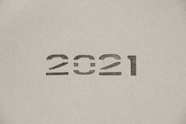 2021 écrit avec stylo sur pochoir sur papier coloré gros plan - Photo, image