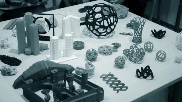 Objetos impresos en impresora 3D de metal e impresora que imprime plástico - Imágenes, Vídeo