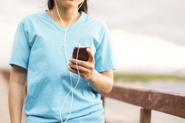 Estilo de vida de la mujer feliz escuchar música en su Smartphone
 - Foto, imagen